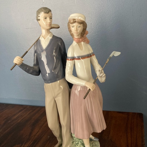 Retired Llaredo figurine of Golf couple… mint condition no box - Picture 1 of 2
